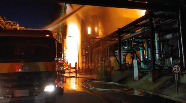 12일 오전 SK에너지 울산공장 에너지저장장치(ESS)에서 화재가 발생해 소방당국이 진압작업을 벌이고 있다. 사진=연합뉴스 제공