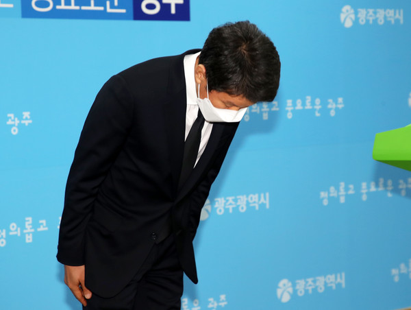 정몽규 HDC그룹 회장이 광주 철거건물 붕괴 사고와 관련해 고개숙여 사과하고 있다. 사진=연합뉴스 제공