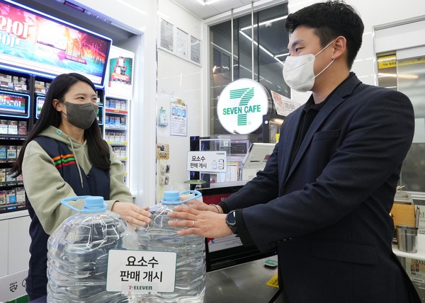 세븐일레븐은 14일부터 요소수 판매를 시작한다고 밝혔다. 사진=세븐일레븐 제공