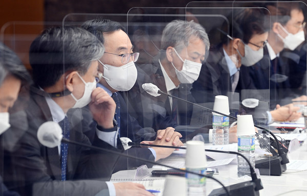 정부가 공급망 불안 해소에 주력하고 있다. 산업부는 지난 13일 대한상의에서 무역협회·대한상의를 비롯한 경제단체와 코트라·무역보험공사·수출입은행·중소기업진흥공단 등 관계자들과 공급망 위기 대응을 위해 머리를 맞댔다. 사진=연합뉴스 제공
