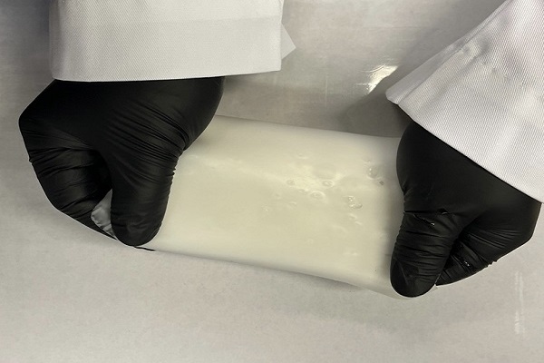 SK이노베이션이 미국 조지아 공대 이승우 교수진과 전고체배터리시대를 앞당기기 위해 협력한다. 사진은 이승우 교수가 개발한 고무 형태 고체전해질이다. 사진=SK이노베이션 제공