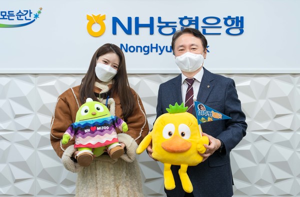 권준학 NH농협은행장(왼쪽)과 방송인 이미주가 ESG 홍보모델 위촉식을 가진 후 기념사진을 찍고 있다. / 사진=NH농협은행.