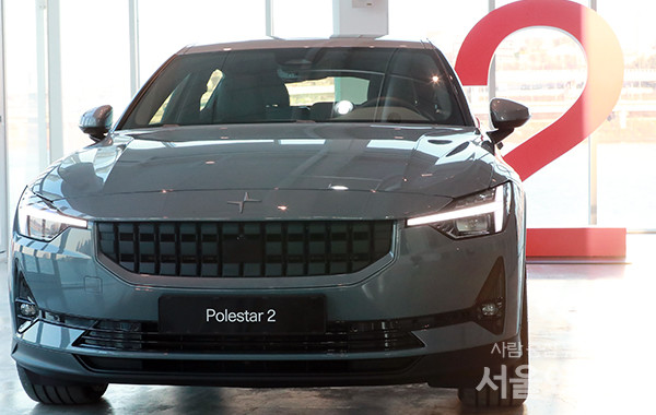 18일 오전 서울 서초구 잠원동 소재 서울 아트웨이브에서 스웨덴 프리미엄 전기차 브랜드 폴스타2 출시 행사가 열린 가운데 제품이 전시돼 있다.