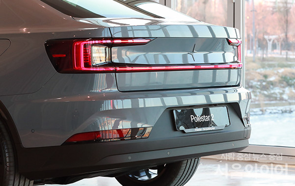 18일 오전 서울 서초구 잠원동 소재 서울 아트웨이브에서 스웨덴 프리미엄 전기차 브랜드 폴스타2 출시 행사가 열린 가운데 제품이 전시돼 있다.