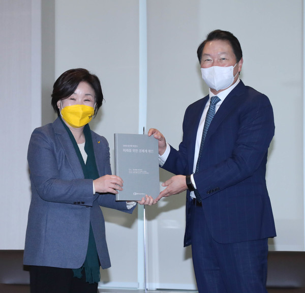 최태원 대한상의 회장은 19일 상의회관에서 열린 ‘대한상의 회장-정의당 대선후보 간담회’에서 기업의 ESG(환경·사회·지배구조) 트렌드를 설명했다. 심상정 후보는 ESG에 주목한다고 답하며 공감대를 나타냈다. 사진=대한상공회의소 제공