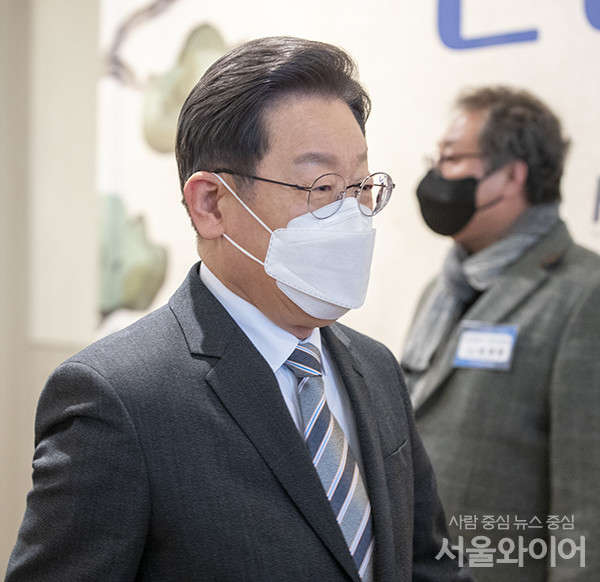 이재명 더불어민주당 대선후보가 자신의 페이스북에 LG에너지솔루션 기관투자자의 청약 악용사례를 공유하며 금융당국의 문책을 요구했다. 사진=서울와이어 DB