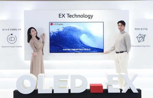LG디스플레이는 올 2분기 화면 밝기를 기존보다 30% 개선한 ‘OLED 이엑스(EX)’를 TV 패널 전 시리즈에 적용해 프리미엄 시장에서 입지를 강화한다는 구상이다. 사진=LG디스플레이 제공​​​​​​​ 