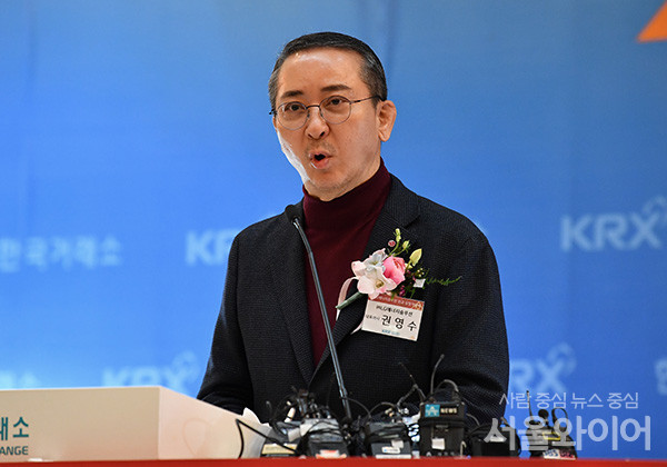 권영수 LG에너지솔루션 대표이사가 27일 오전 서울 영등포구 여의도 한국거래소에서 열린 LG에너지솔루션 유가증권시장 신규상장기념식에서 기념사를 하고 있다.