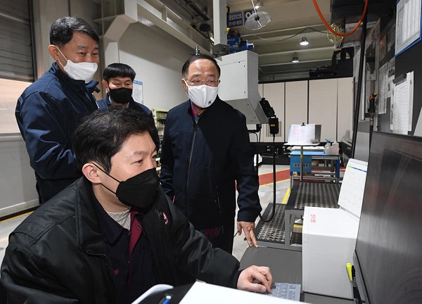홍남기 부총리는 강소기업 현장을 방문해 “올해 완전한 경제 정상화와 선도형 경제기반 공고화를 위해 정책역량을 총집중할 것”이라고 말했다. 사진은 동원파츠 현장을 방문한 홍 부총리. 사진=홍남기 부총리 페이스북