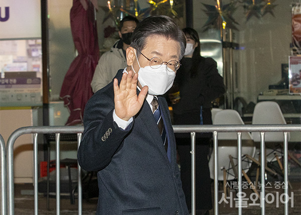 이재명 더불어민주당 대통령 후보가 지상파 3사 합동 TV 토론회에 참석하기 위해 방송국 입구로 들어가고 있다. / 서울와이어 DB