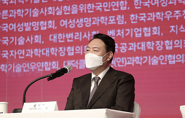 윤석열 국민의힘 대선후보는 8일 뉴스A 인터뷰에서 이재명 더불어민주당 대선후보의 아내 김혜경 씨도 엄정한 수사를 받아야 한다고 강조했다. 사진= 윤석열 대선캠프 제공