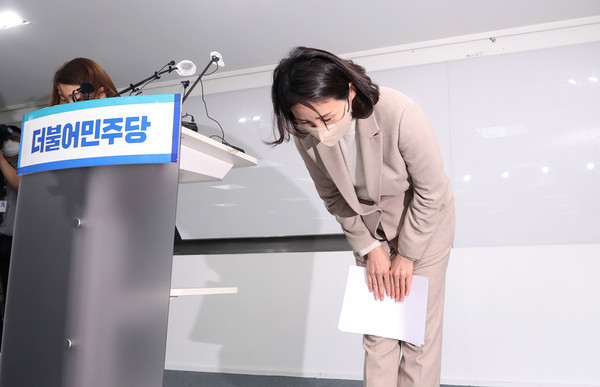 이재명 더불어민주당 대선 후보의 아내인 김혜경씨가 9일 김씨는 서울 영등포구 여의도 민주당사에서 진행한 기자회견에서 최근 불거진 법인카드 유용 및 의전 논란에 관련해 직접 사과했다. / 사진=연합뉴스.