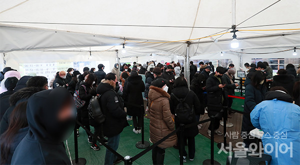 신종코로나바이러스감염증(코로나19) 신규 확진자가 5일 연속 5만명대를 기록한 가운데 서울 송파구청에 설치된 선별진료소를 찾은 시민들이 코로나 검사를 받기위해 대기하고 있다. 사진=이태구 기자