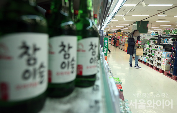 서울대형마트 주류코너를 찾은 시민이 소주를 고르고 있다.