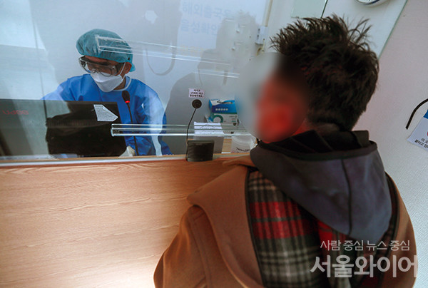 서울 강남구 역삼동 소재 코로나 19 호흡기 전담 클리닉을 찾은 시민이 코로나19 검사를 받고 있다. 사진=이태구 기자