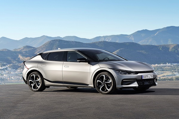 EV6는 지난 1월 영국의 저명한 자동차상인 ‘2022 왓 카 어워즈’에서 ‘올해의 차’와 ‘올해의 전기 SUV로 선정돼 높은 완성도와 상품성을 입증한 바 있다. 사진=현대차그룹