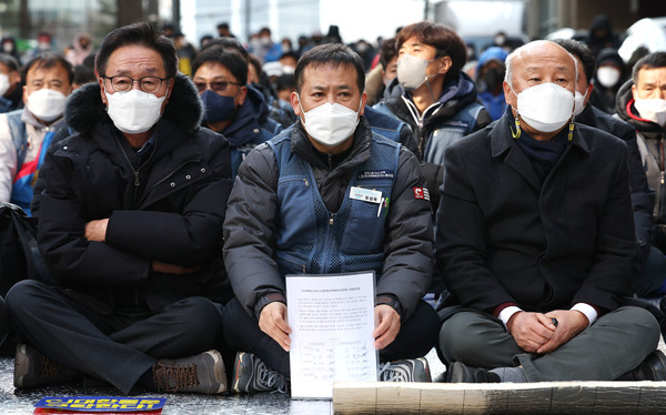 2일 오후 서울 중구 CJ대한통운 본사 앞에서 유성욱 택배노조 CJ대한통운 본부장(가운데)이 민주노총 전국택배노동조합(택배노조)-CJ대한통운 대리점연합 공동합의문을 들고 있다. 사진=연합뉴스 제공
