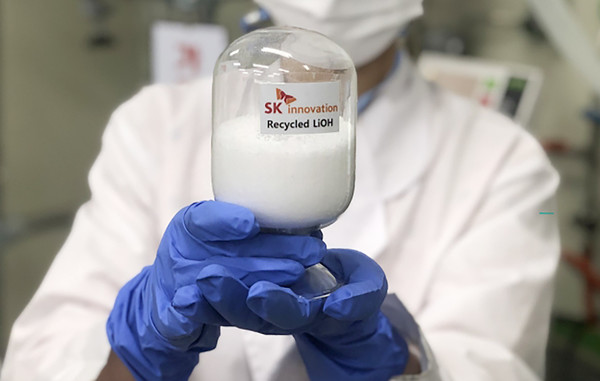 SK이노베이션이 사용 후 배터리에서 추출한 수산화리튬. 국내 배터리기업은 우크라이나 사태와 전기차 수요 급증으로 핵심광물 공급 차질 가능성이 높아짐에 따라 안정적인 수급처 확보에 주력하는 한편 폐배터리사업 확대로 대응한다. 사진=SK이노베이션 제공