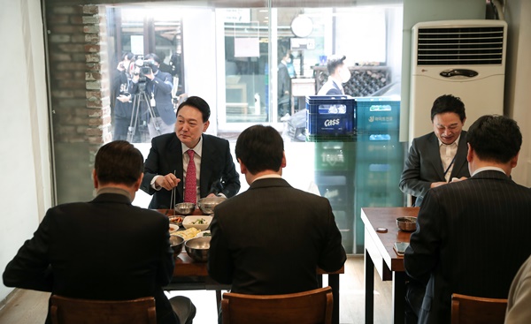 윤석열 대통령 당선인이 인수위원들과 김치찌개 오찬을 하고 있다