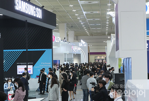 인터베터리2022는 LG에너지솔루션, SK온, 삼성SDI 등 국내 글로벌 빅3 배터리 제조사가 참가했으며 250여 국내 외 기업들이 대거 참가했다.