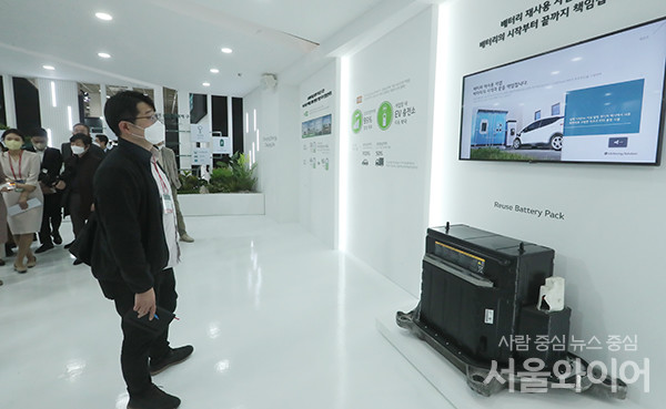 17일 서울 강남구 코엑스에서 열린 인터배터리2022에 전시회에 참석한 관람객들이 LG에너지 솔루션 부스에 방문해 배터리 재활용 영상을 보고 있다.