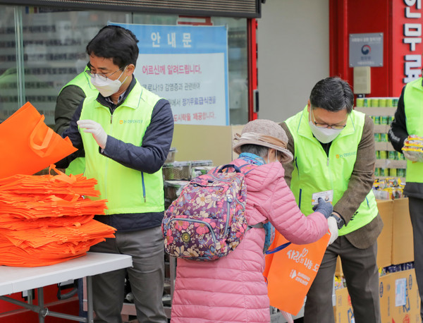 17일 NH농협은행 경영기획부문 임동순 수석부행장과 직원들이 종로 천사 무료급식소에서 급식봉사를 실시하고 있다. / 사진=NH농협은행