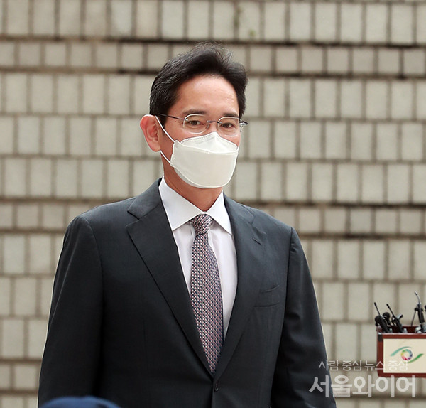 이재용 삼성전자 부회장이 매주 열리는 재판 참석에만 모습을 드러낼 뿐 사실상 경영활동을 중단했다는 추측이 나온다. 사진=서울와이어 DB