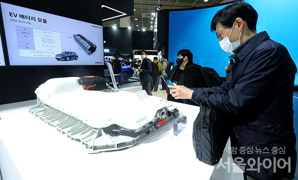 국내 배터리 3사가 올해 인터배터리 행사에서 전고체배터리 개발 로드맵을 공개하면서 상용화 경쟁이 본격화할 것으로 예상된다. 사진=이태구 기자