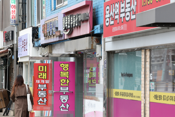 청와대 이전 후보지로 유력하게 검토되는 용산 국방부 청사가 최종 확정될 경우 용산 지역의 정비사업, 공원 조성 계획 등이 영향을 받을 전망이다. 사진=연합뉴스 제공