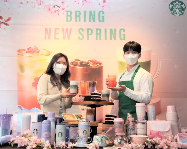서울 중구 스타벅스 프레스센터점에서 모델들이 벚꽃 시즌 음료와 푸드, MD 상품 등을 홍보하고 있다. 사진=스타벅스 제공