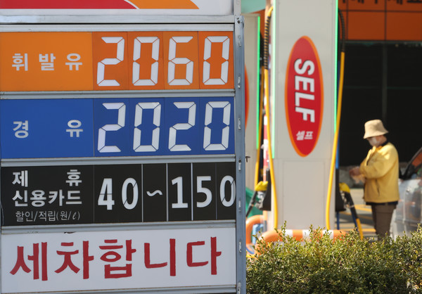 최근 경유 가격은 2008년 이후 처음으로 ℓ당 2000원을 돌파했다. 서울에서는 경유 가격이 휘발유 가격을 역전한 주유소도 있었다. 사진=연합뉴스 제공