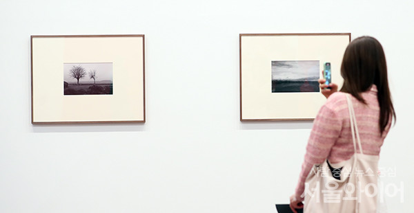 25일 서울 종로구 국제갤러리 K2에서 열린 '오! 라이카'(O! Leica) 2022 전시장을 찾은 시민들이 경영자이자 사진가인 박용만 전 대한상의 회장의 사진을 보고 있다.