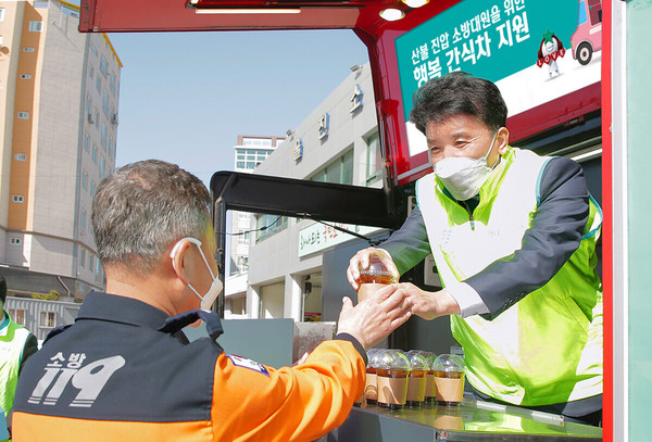 함영주 하나금융 회장이 29일 동해안 산불피해 지역을 방문해 119 소방대원에서 음료를 나눠주고 있다. / 사진=하나금융그룹.