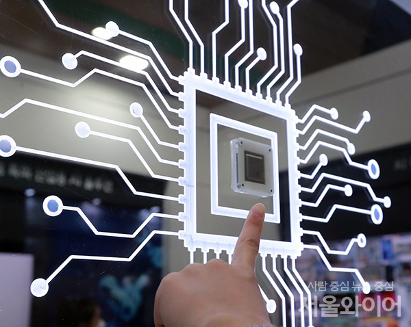 박 부회장은 비메모리부문 강화와 함께 AI 반도체사업을 통한 그룹 차원의 먹거리 마련에 집중한다. 사진=서울와이어DB 