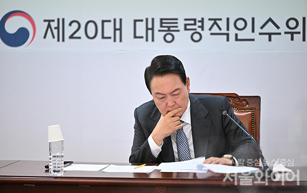 윤석열 대통령 당선인이 간사단 회의에 참석했다.