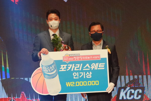 지난 6일 열린 ‘2021-2022 KGC 인삼공사 정관장 프로농구 시상식’에서 조익성 동아오츠카 대표이사(오른쪽)가 원주 DB 허웅 선수(왼쪽)에게 '포카리스웨트 인기상'을 시상했다. 사진=동아오츠카 제공