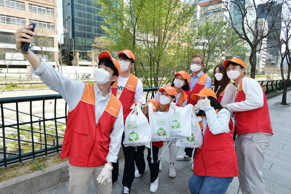 김준 SK이노베이션 부회장이 11일 올해 초 입사한 신입사원들과 SK서린빌딩과 종각역 인근을 중심으로 플로깅 활동을 펼치고 기념 사진을 찍는 모습. 사진=SK이노베이션 제공 