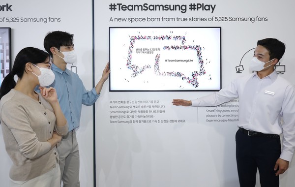 서울 코엑스에서 지난 20일 개막한 '월드IT쇼 2022' 삼성전자관에서 팬큐레이터가 팀삼성 라이프 테마를 소개하고 있다. 사진=삼성전자 제공