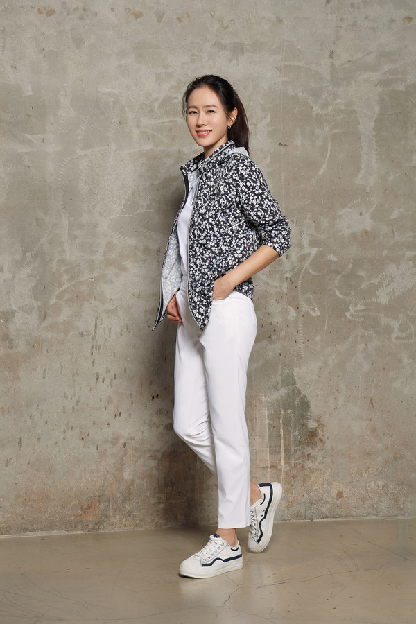 패션그룹형지의 여성복 브랜드 크로커다일레이디의 ‘친환경 점퍼‘는 재활용소재와 신축성이 높은 원사를 혼방해 스판사 없이 신축성과 내구성이 뛰어나 편안한 착용감을 선사한다. 사진=패션그룹형지 제공