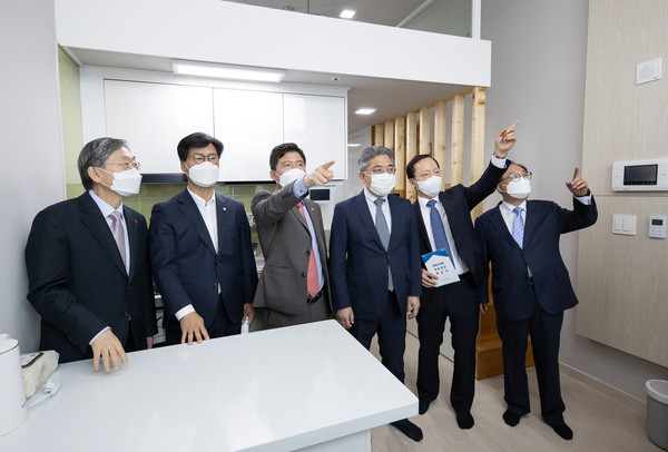 경상북도 구미시에 위치한 '삼성 희망디딤돌' 경북센터 개소식에 참석한 관계자들이 자립준비 청소년이거주할 공간을 둘러보고 있다. (왼쪽부터) 조흥식 사랑의열매 회장, 김영식 국민의힘 국회의원, 구자근 국민의힘 국회의원, 강성조 경상북도 행정부지사, 박학규 삼성전자 경영지원실 사장, 김홍기 경상북도 아동복지협회 회장. 사진=삼성전자 제공