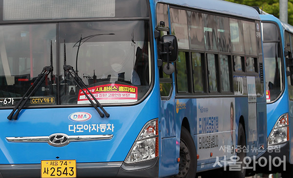 서울시내 버스 노사와 사측이 합의점을 찾지 못하면서 출근길 대란이 벌어질 가능성이 높아지고 있다. 사진=이태구 기자