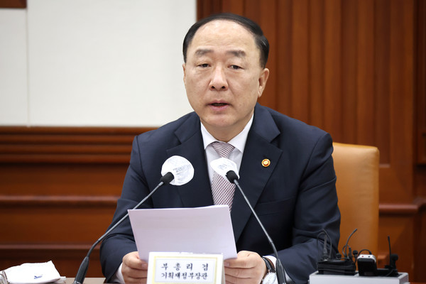 원/달러 환율의 상승이 무섭다. 홍남기 경제부총리 겸 기획재정부 장관이 개장 전 구두개입에 나섰음에도 요지부동이다. 이날 환율은 장중 1270원대를 뚫었다. 6일 연속 상승이다. 사진=연합뉴스 제공 