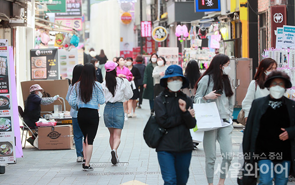 정부는 다음주부터 야외에서 마스크 착용 의무를 해제할 방침이다. 사진=서울와이어 DB