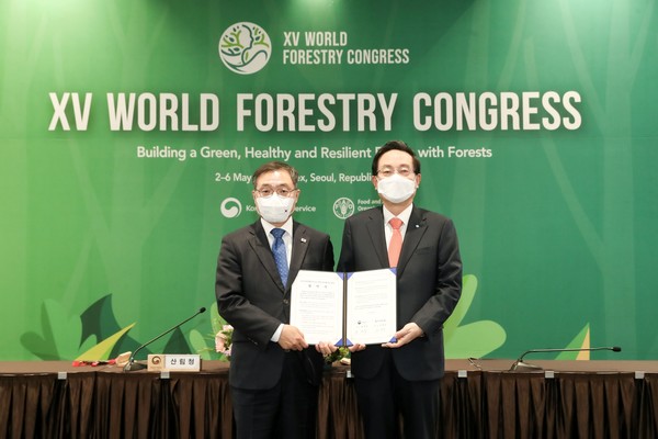 우리금융그룹(회장 손태승)은 지난 2일 서울 코엑스에서 개최된 ‘제15차 세계산림총회(World Forestry Congress)’에 손태승 우리금융그룹 회장(오른쪽)과 최병암 산림청장이 참석한 가운데 ‘탄소중립 활동과 ESG경영 상호협력’을 위한 업무협약을 체결했다. / 사진=우리은행