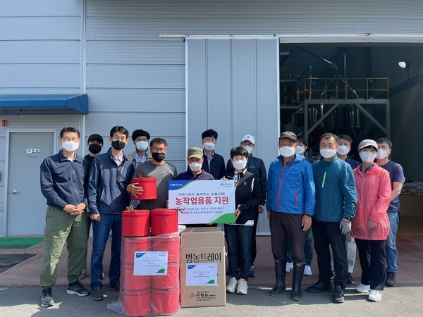 농협은행 금융소비자보호부문 이수경 부행장(첫줄 왼쪽에서 6번째)과 직원들은 강원 춘천시 소재 농가를 찾아 일손돕기를 실시하고 기념사진을 촬영하고 있다. / 사진=농협은행