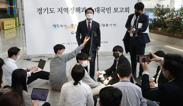 안철수 대통령직인수위원회 위원장이 6일 오후 수원 영통구 경기도경제과학진흥원에서 열린 경기지역 정책과제 국민보고회에 참석 후 분당갑 국회의원 보궐선거 출마와 관련한 취재진의 질문에 답하고 있다. / 사진=연합뉴스