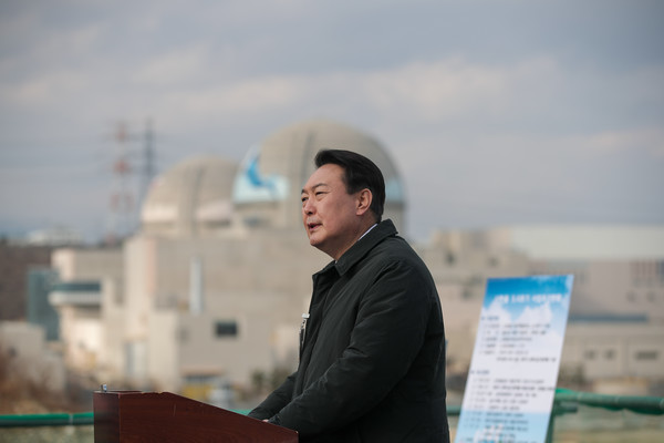 윤석열 대통령이 대선후보 시절 신한울 3,4호기 건설현장을 방문해 관계자들과 만난 자리에서 발언을 하고 있다. 사진=연합뉴스 제공