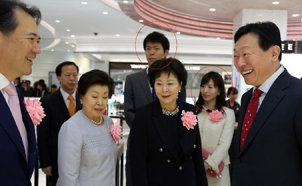 신동빈 롯데그룹 회장(오른쪽)과 아들 신유열씨(빨간색 왼쪽 원)와 며느리 시게미츠 아야씨(빨간색 오른쪽 원)가 2016년 일본 도쿄에서 열린 롯데면세점 긴자 매장 개점식에서 참석자들과 인사를 나누고 있다. 사진=연합뉴스 제공