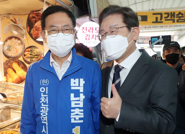 인천 계양을 보궐선거에 출마한 더불어민주당 이재명 6·1 지방선거 총괄선거대책위원장(오른쪽)과 박남춘 인천시장 후보가 13일 오전 인천시 부평구 부평깡시장에서 시민들과 인사하며 지지를 호소하고 있다. /  사진=연합뉴스