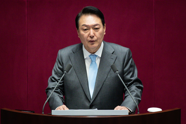 윤석열 대통령이 16일 서울 여의도 국회에서 열린 본회의에서 코로나19 손실보상을 위한 추가경정예산(추경)안에 대한 시정연설을 하고 있다. / 사진=연합뉴스